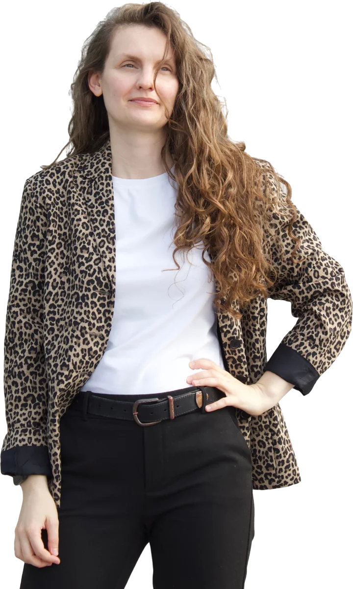 Aušra stovi su leopardiniu švarku
